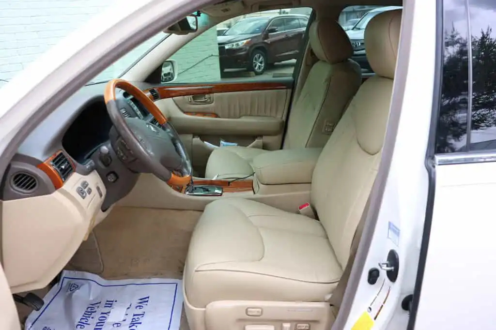19 USF Lexus LS430 2006 Asientos delanteros 3