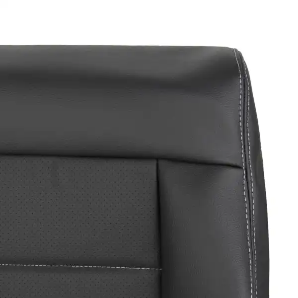 Mercedes-Benz E350 - Cuero sintético perforado - 2010-2013 - Negro con costuras blancas - Asiento delantero del conductor o del acompañante - Vista superior de cerca - Funda de asiento de recambio original Mercedes-Benz E350 2010-2013 | Funda de asiento de recambio original